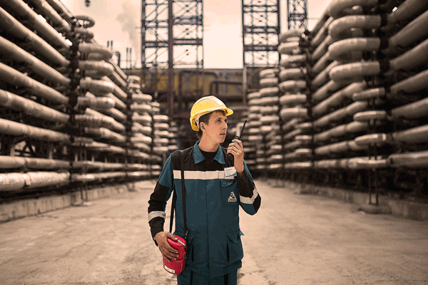 اهمیت استفاده از لباس کار مهندسی استاندارد در مراکز صنعتی